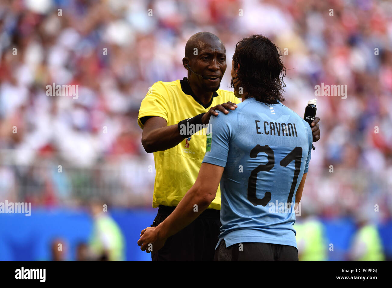 Samara, Russland - 25. Juni 2018. FIFA-Schiedsrichter Malang Diedhiou aus Senegal im Gespräch mit Uruguayischen vorwärts Edinson Cavani während der Fußball-WM 2018 match Stockfoto