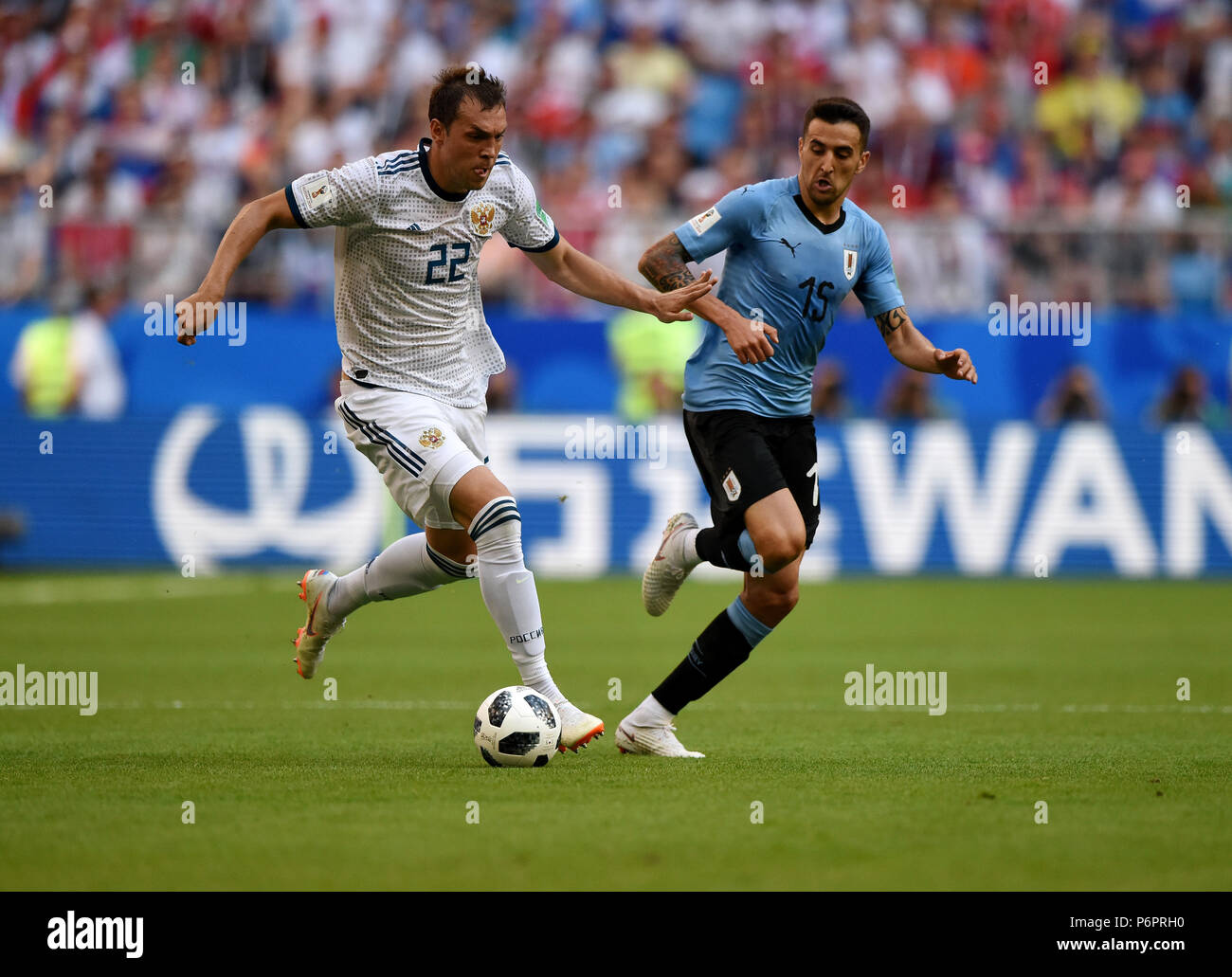 Samara, Russland - 25. Juni 2018. Russische Stürmer Artem Dzyuba und uruguayischen Mittelfeldspieler Matias Vecino während der Fußball-WM 2018 Spiel Uruguay gegen Russland Stockfoto