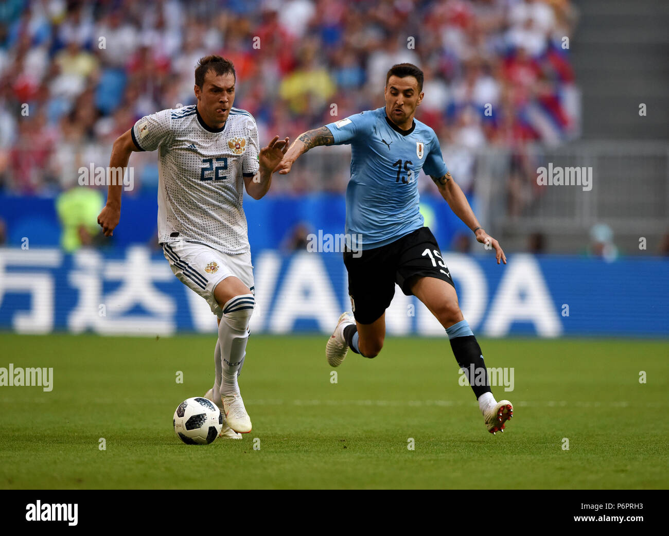 Samara, Russland - 25. Juni 2018. Russische Stürmer Artem Dzyuba und uruguayischen Mittelfeldspieler Matias Vecino während der Fußball-WM 2018 Spiel Uruguay gegen Russland Stockfoto