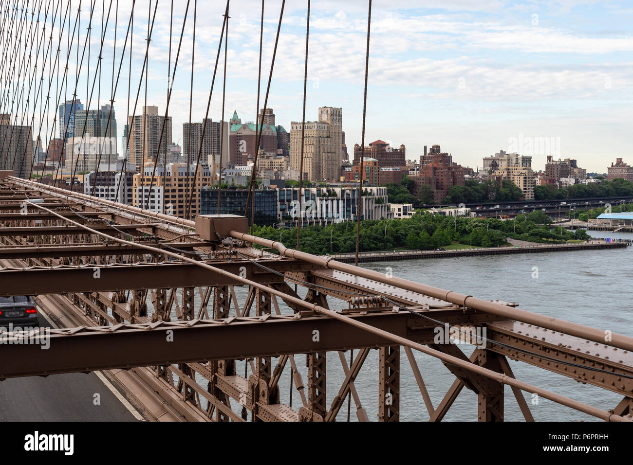 New York City/USA - 20.Juni 2018: Brooklyn Bridge mit Gebäuden, die am frühen Morgen in New York City Stockfoto