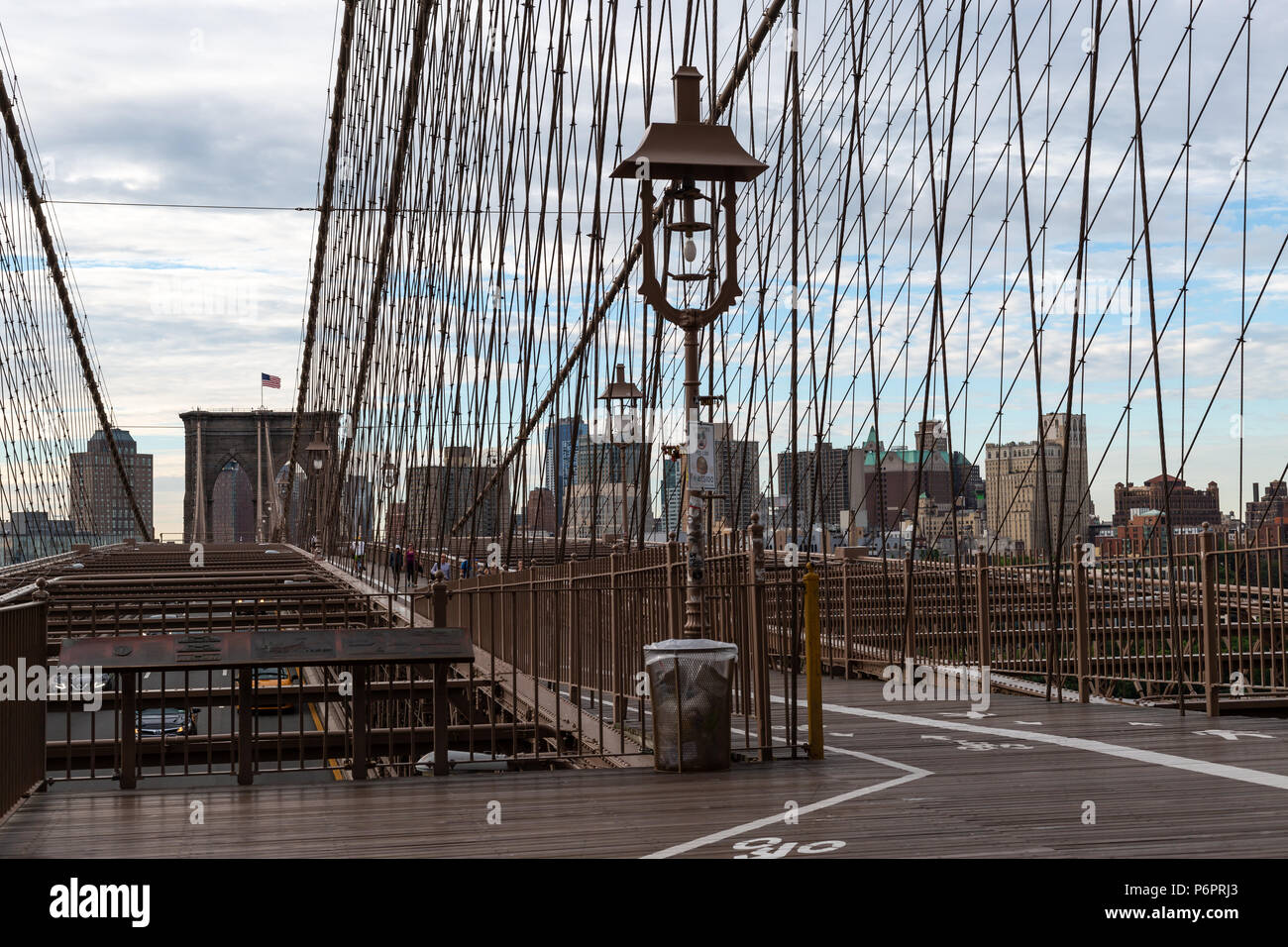 New York City/USA - 20.Juni 2018: Brooklyn Bridge mit Gebäude im Hintergrund, die am frühen Morgen in New York City Stockfoto