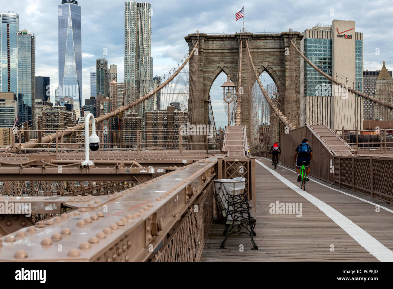 New York City/USA - 20.Juni 2018: Brooklyn Bridge mit Gebäude in Lower Manhattan, die am frühen Morgen in New York City Stockfoto
