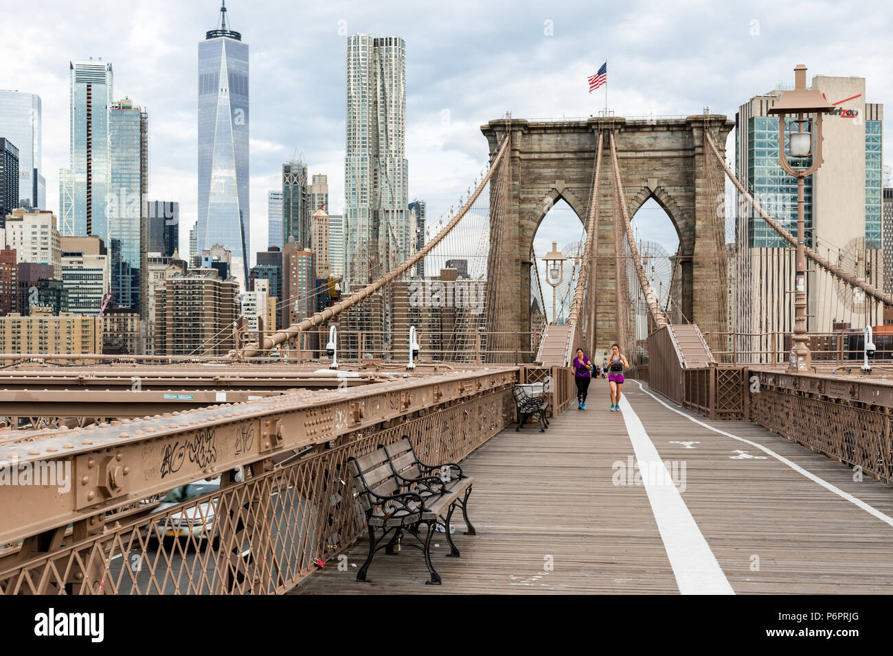 New York City/USA - 20.Juni 2018: Brooklyn Bridge mit Gebäude in Lower Manhattan, die am frühen Morgen in New York City Stockfoto