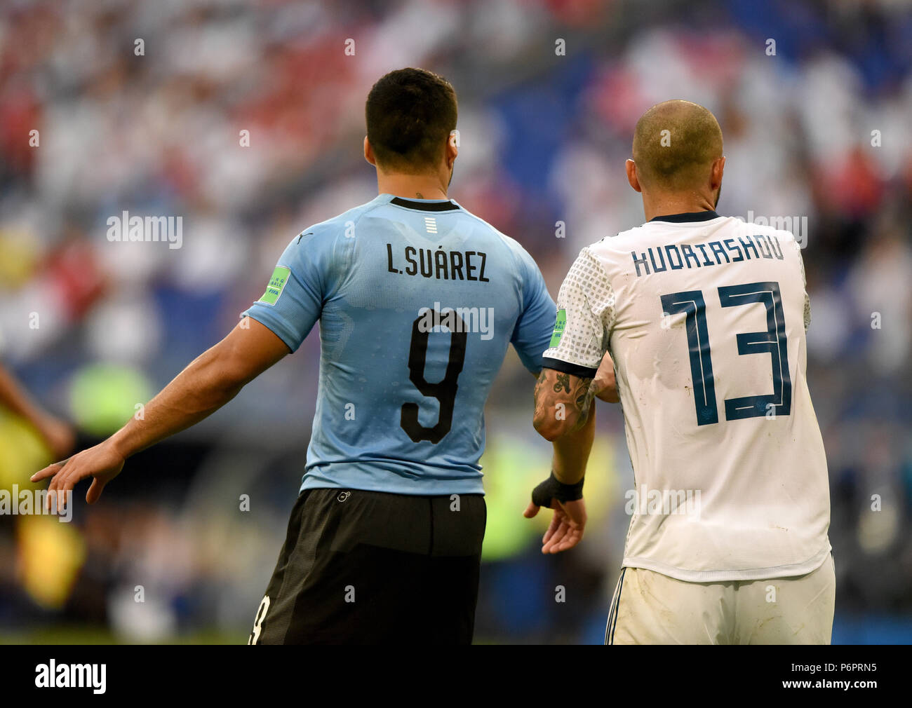 Samara, Russland - 25. Juni 2018. Russische defender Fedor Kudryashov und uruguayischen Stürmer Luis Suarez während der Fußball-WM 2018 Spiel Uruguay gegen Russland Stockfoto