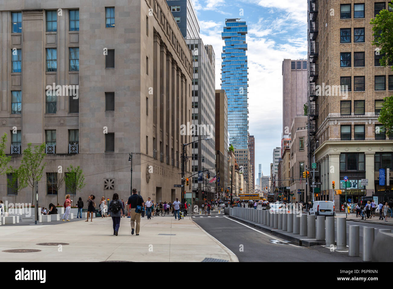 New York City/USA - 20.Juni 2018: Wolkenkratzer und Gebäude im Finanzdistrikt von Manhattan bei Tageslicht Stockfoto