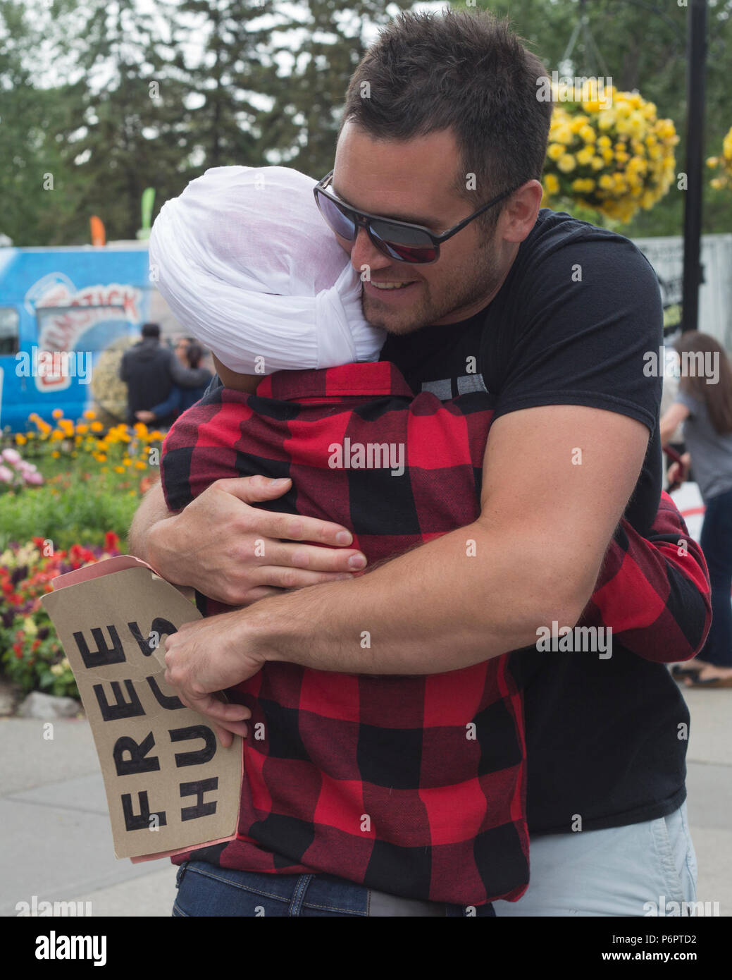 Calgary, Kanada. 1. Juli 2018. Man feiert Kanada Tag geben Free hugs in Eau Claire, Downtown Calgary. Rosanne Tackaberry/Alamy Leben Nachrichten. Stockfoto