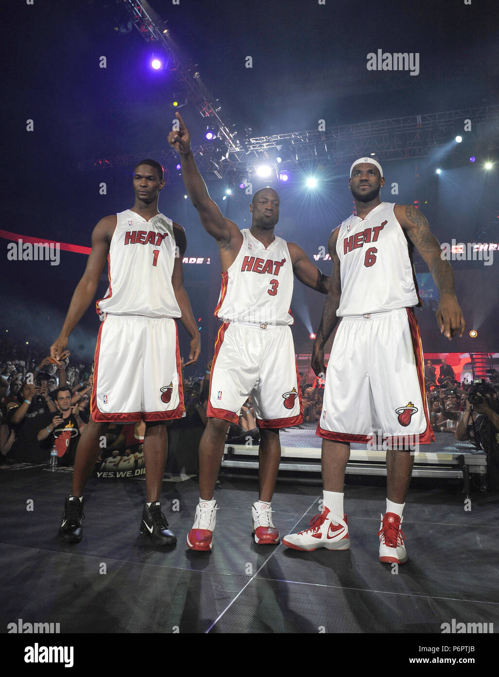 MIAMI - Juli 09: (L-R) Chris Bosh #1, Dwyane Wade #3, und LeBron James #6 der Miami Heat sind bei der Hitze Sommer 2010 Willkommen bei American Airlines Arena eingeführt. Die "Drei Könige" erhielt auch der Schlüssel für die Stadt am 9. Juli 2010 in Miami, Florida Personen: Chris Bosh Dwyane Wade LeBron James Stockfoto