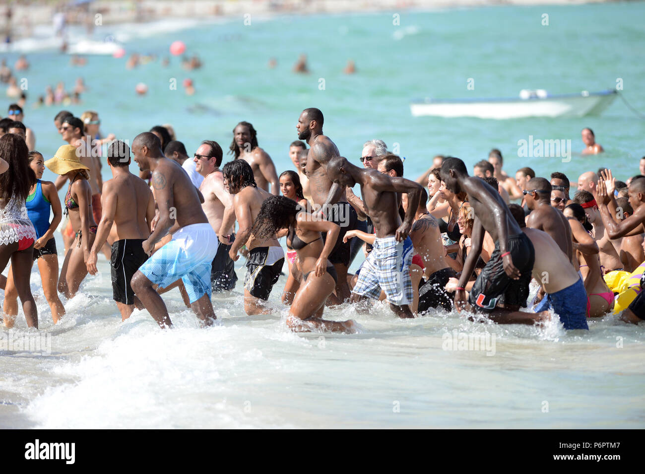 MIAMI BEACH, FL - 16. August: LeBron James zeigte sich über die Lage in Miami Beach für eine Nike Werbung. Die NBA Champion hüpfte auf einem Fahrrad und fuhr um den berühmten Ocean Drive, mit ein paar anderen Fahrern, während die Kamera gerollt. Danach wird die NBA MVP LeBron James hat die Aufgabe übernommen, das Geld der Steuerzahler zu verschwenden. Er benötigt eine Vorlage zu einem Justin Timberlake und Jay-Z Konzert Freitag Nacht zu erhalten. Die Miami Heat-Sterne als ein Video von ihm: er war "eine Polizeieskorte auf der falschen Seite der Straße "Zum Konzert in der Sun Life Stadium zu erhalten. Die acht - zweite Video zeigt J Stockfoto