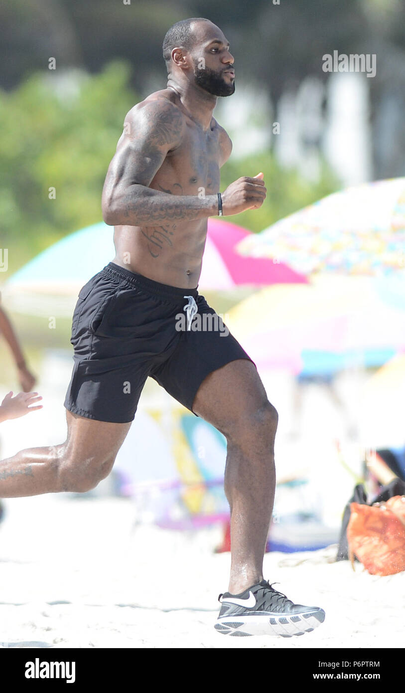 MIAMI BEACH, FL - 16. August: LeBron James zeigte sich über die Lage in  Miami Beach für eine Nike Werbung. Die NBA Champion hüpfte auf einem  Fahrrad und fuhr um den berühmten