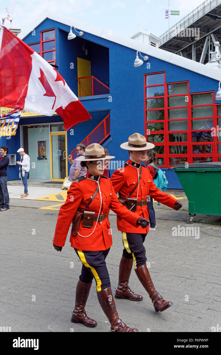 Zwei RCMP Offiziere März in den jährlichen Canada Day Parade auf Granville Island, Vancouver, British Columbia. Stockfoto Zwei RCMP Offiziere März in den jährlichen Canada Day Parade auf Granville Island, Vancouver, British Columbia. Stockfoto