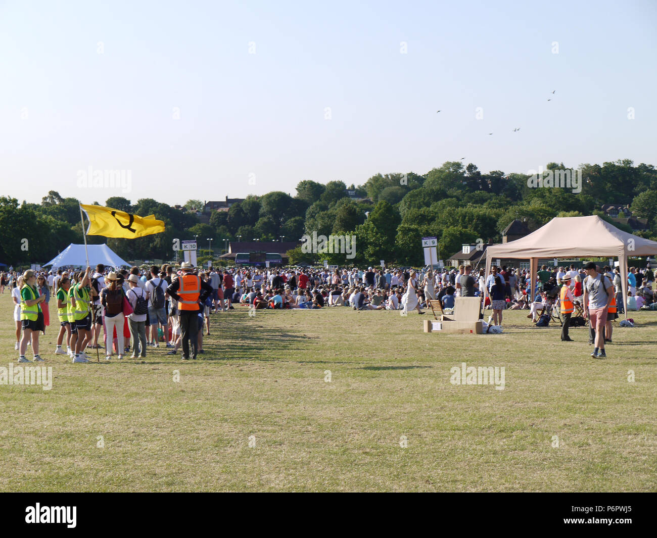 London, Großbritannien, 2. Juli 2018. Die Q für den ersten Tag von Wimbledon Tennis Championships 2018 Credit: WFPA/Alamy leben Nachrichten Stockfoto