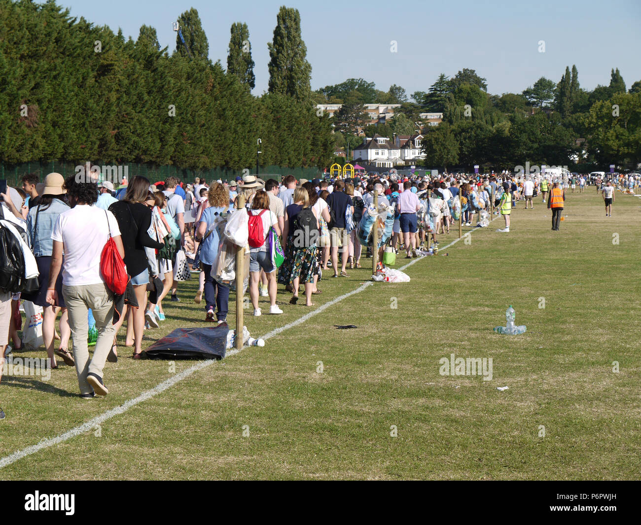 London, Großbritannien, 2. Juli 2018. Die Q für den ersten Tag von Wimbledon Tennis Championships 2018 Credit: WFPA/Alamy leben Nachrichten Stockfoto