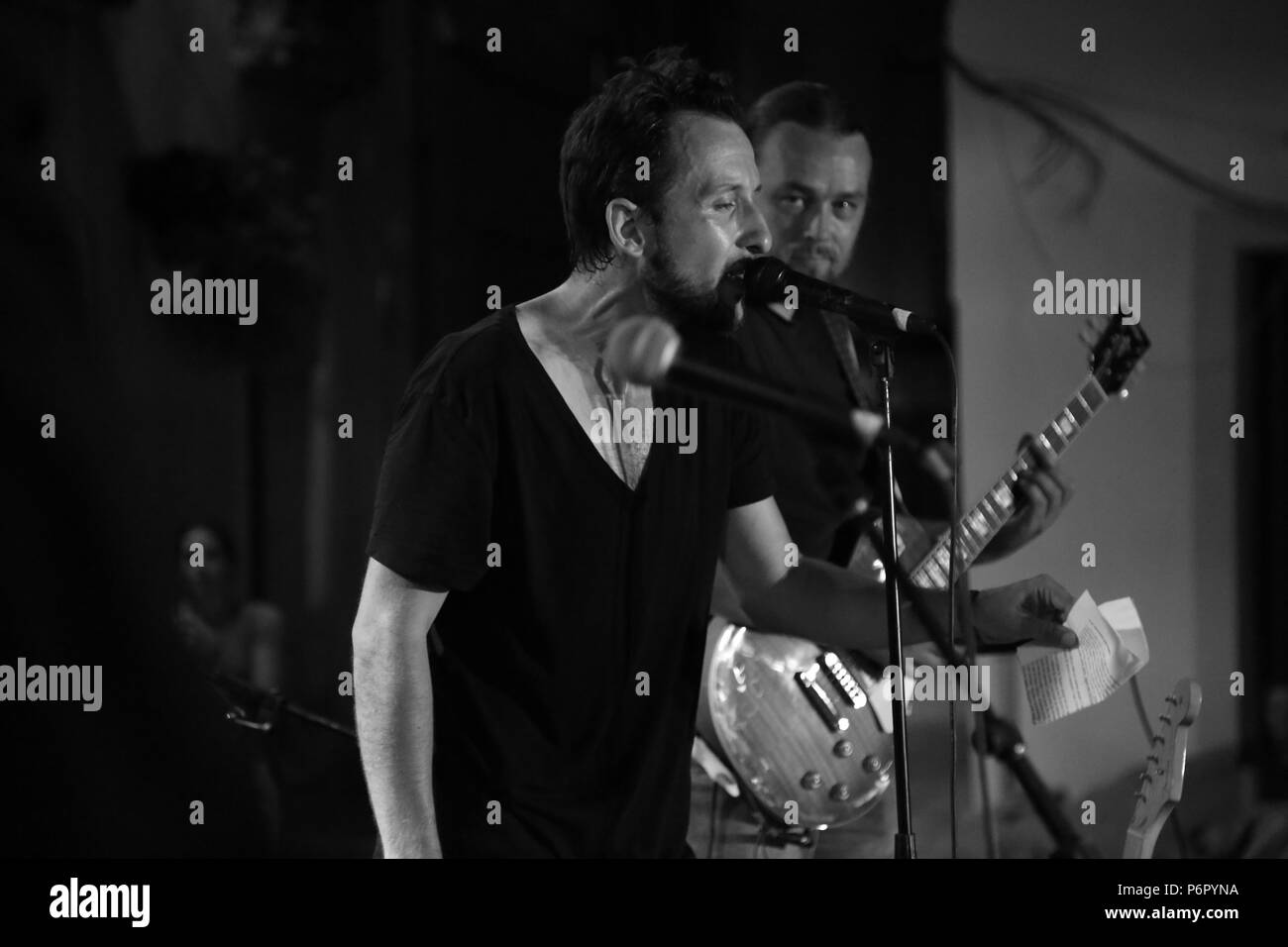 Juni 30, 2018 - Live Music Performance wird in einem offenen Platz in der Provence Stadt Manosque unterhält ein breites Publikum an einem heißen Sommerabend Kredit statt: Louai Barakat/IMAGESLIVE/ZUMA Draht/Alamy leben Nachrichten Stockfoto