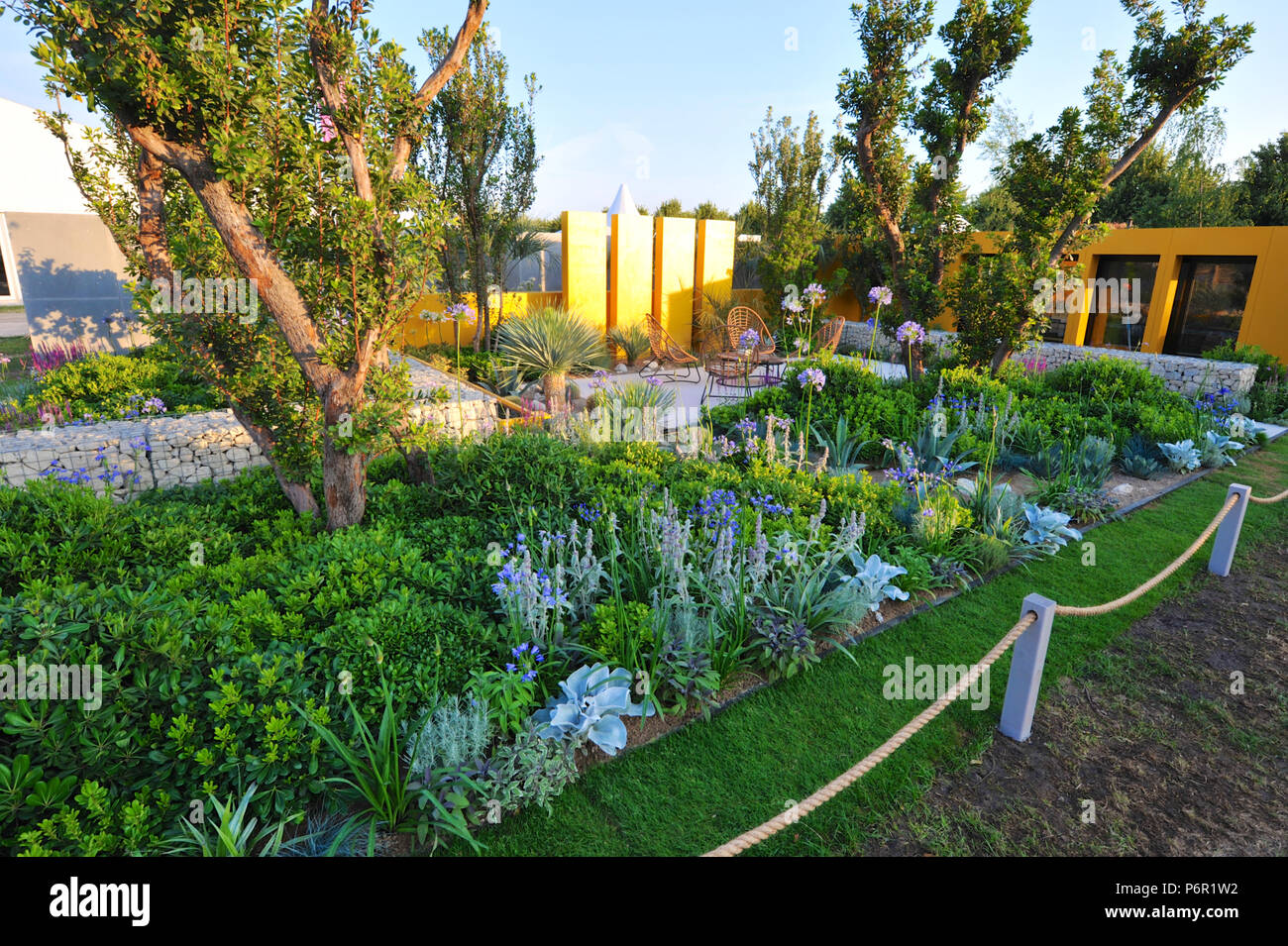 London, Großbritannien. 2. Juli 2018. Die Santa Rita Livin La Dida 120 Garten (von Alan Rudden konzipiert) eine der schönen und eleganten Gärten zeigen, die auf der 2018 RHS Hampton Court Flower Show, die heute auf dem Gelände der Hampton Court Palace, London, Großbritannien, 02. Juli 2018 eröffnet. Quelle: Michael Preston/Alamy Live News Credit: Michael Preston/Alamy leben Nachrichten Stockfoto