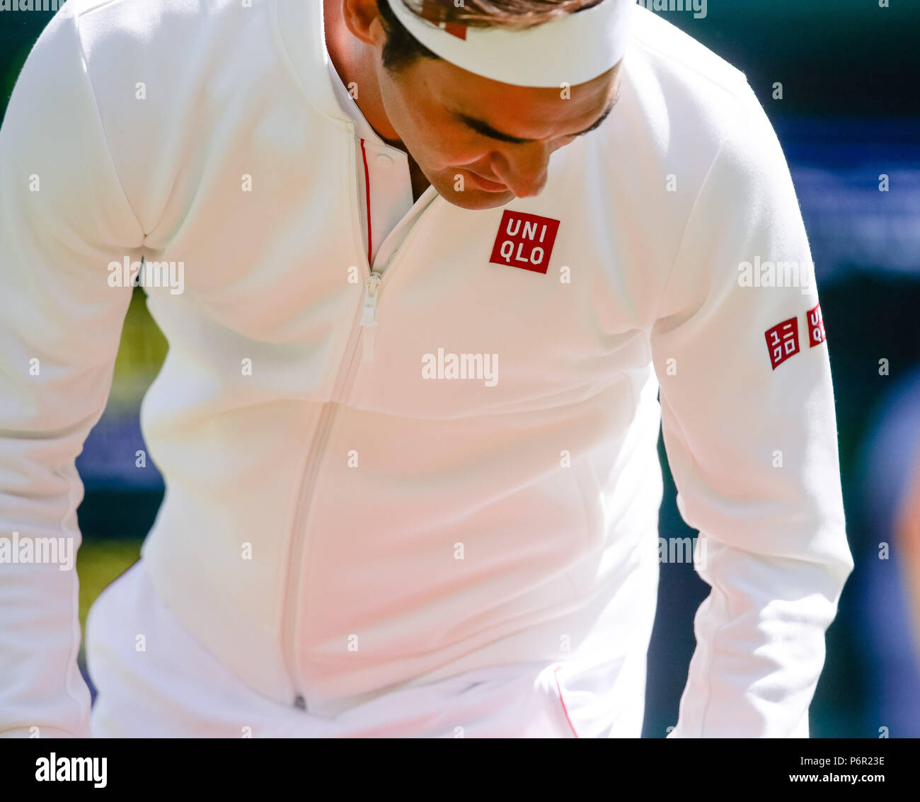London, Großbritannien, 2. Juli 2018: Roger Federer aus der Schweiz trägt  der japanischen Marke Kleidung aus seinem neuen Ausrüster Uniqlo, während  am Tag 1 bei den Wimbledon Tennis Championships 2018 auf der