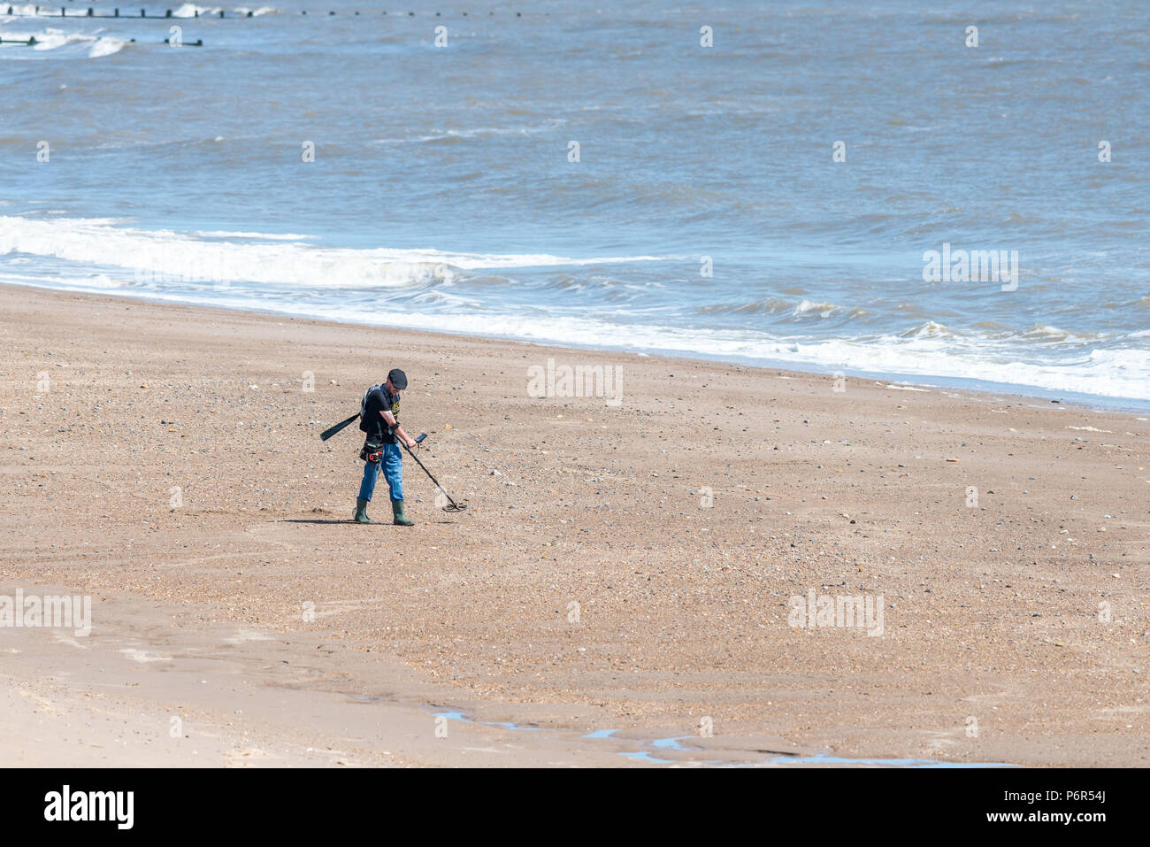Skegness, Großbritannien, 2. Juli 2018. Ein Mann sucht einen Strand mit einem Metalldetektor auf der Suche nach verborgenen Schatz während der jüngsten Sommerhitze mit Temperaturen um 27 Grad. Credit: Steven Booth/Alamy Leben Nachrichten. Stockfoto
