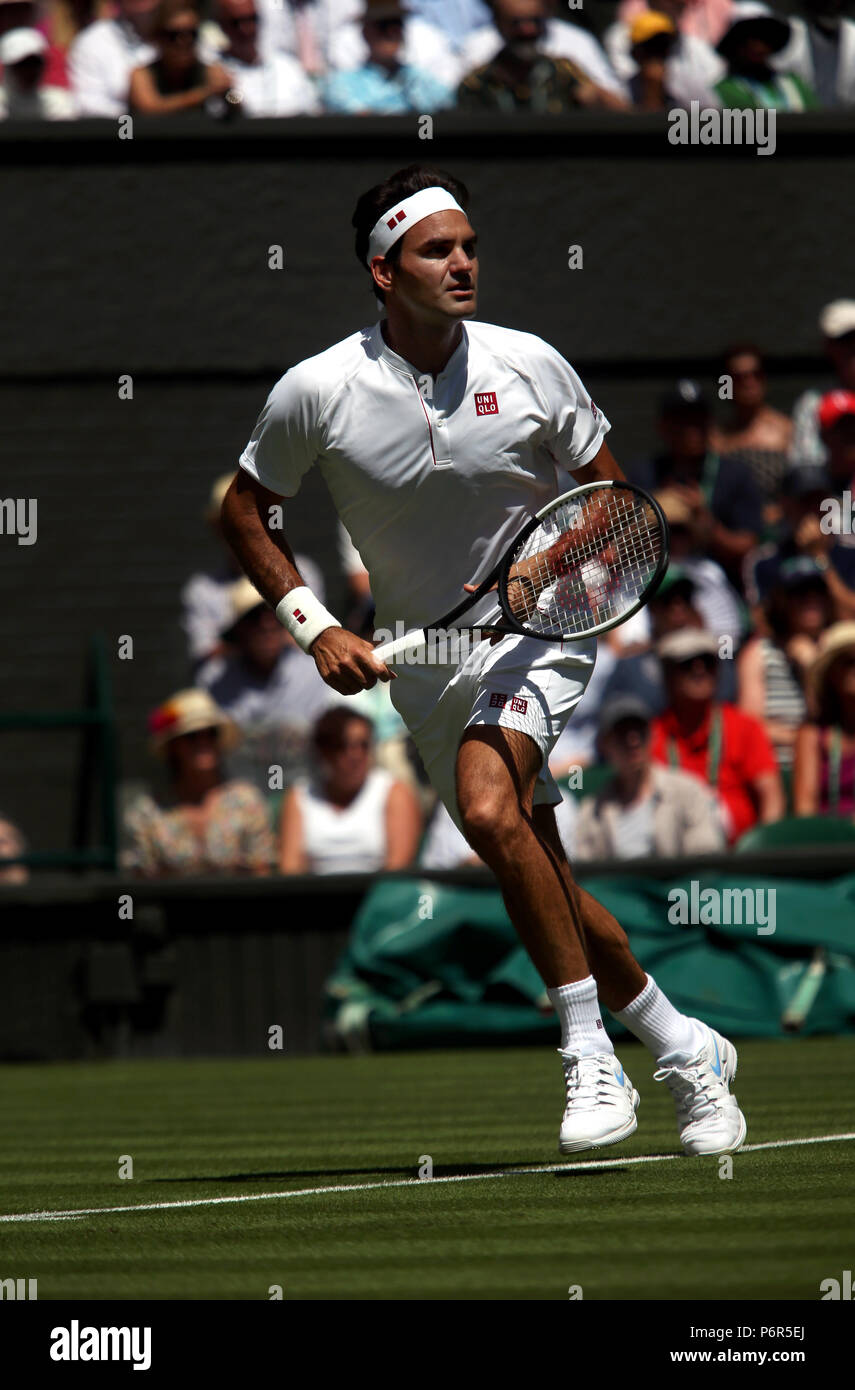 London, England, Juli 2nd, 2018: Wimbledon Tennis: Anzahl 1 Samen Roger Federer während seiner ersten Runde gegen Dusan Lajovic von Serbien in Wimbledon heute. Quelle: Adam Stoltman/Alamy leben Nachrichten Stockfoto