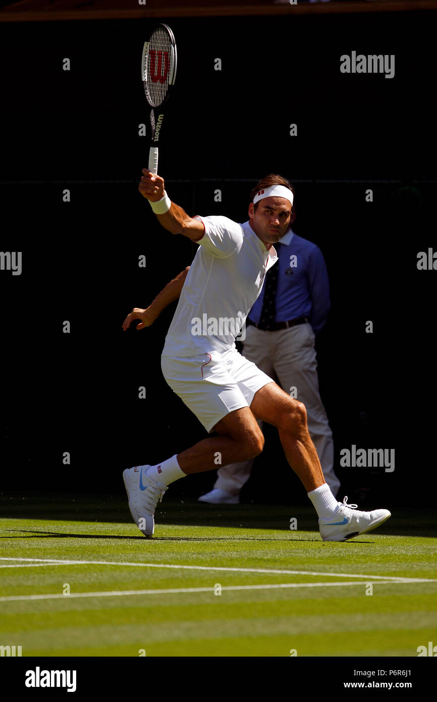 London, England, Juli 2nd, 2018: Wimbledon Tennis: Anzahl 1 Samen Roger Federer während seiner ersten Runde gegen Dusan Lajovic von Serbien in Wimbledon heute. Quelle: Adam Stoltman/Alamy leben Nachrichten Stockfoto