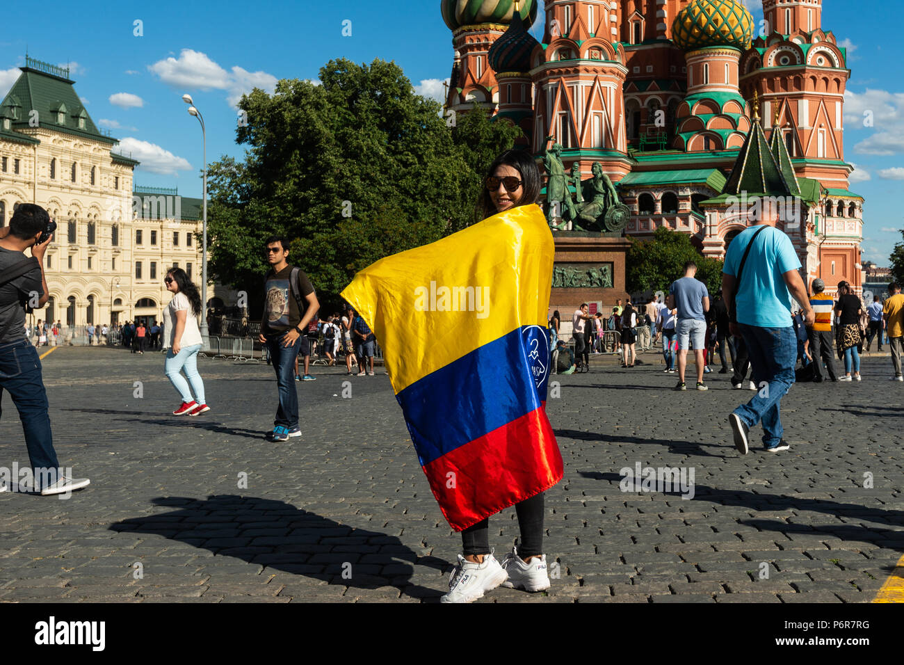 FIFA Fußball-Weltmeisterschaft, Moskau, Montag, 02. Juli 2018. Heißen und sonnigen Tag in Moskau. Fußball-Fans, internationalen Touristen und selbst in der Nähe der Moskauer Kreml unterhalten. Ein Fußballplatz ist auf dem Roten Platz angeordnet. Internationale Teams von Kinder und Erwachsene spielen Fußball (Fußball). Menschen können auch Tischfußball spielen und sich in einer Vielzahl von Tätigkeiten zu Fußball (Fußball), Wm gewidmet, und Sport im allgemeinen. Internationale Fußball-Fans tour Moskau, lernen Sehenswürdigkeiten Moskaus. Kolumbianische Team supporer Credit: Alex's Bilder/Alamy leben Nachrichten Stockfoto