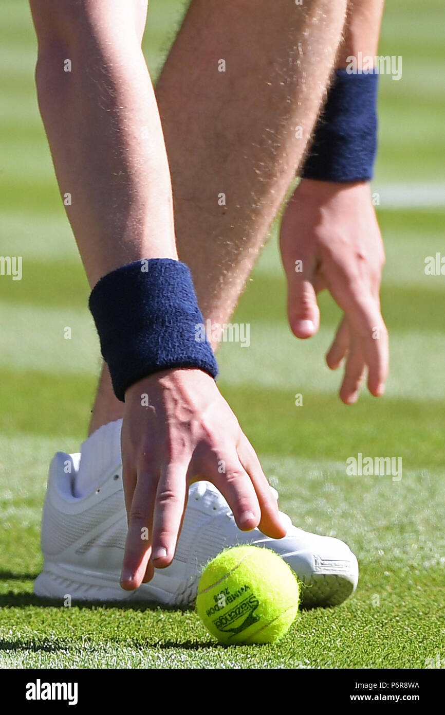 Wimbledon, London, UK. 2. Juli 2018. Ein Drilling holt einen Tennisball auf einem Gras Hof bei der Wimbledon Tennis Championships 2018 Tag 1. London, Großbritannien, 02. Juli 2018 Credit: Raymond Tang/Alamy leben Nachrichten Stockfoto