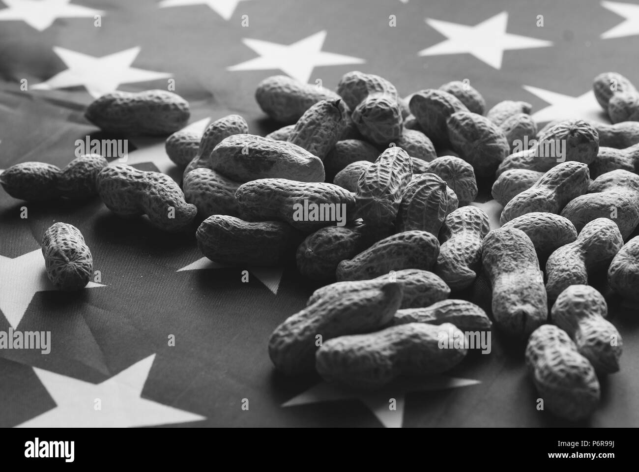 Peanut auf die amerikanische Flagge verstreut, ein schwarz-weiß Foto Stockfoto