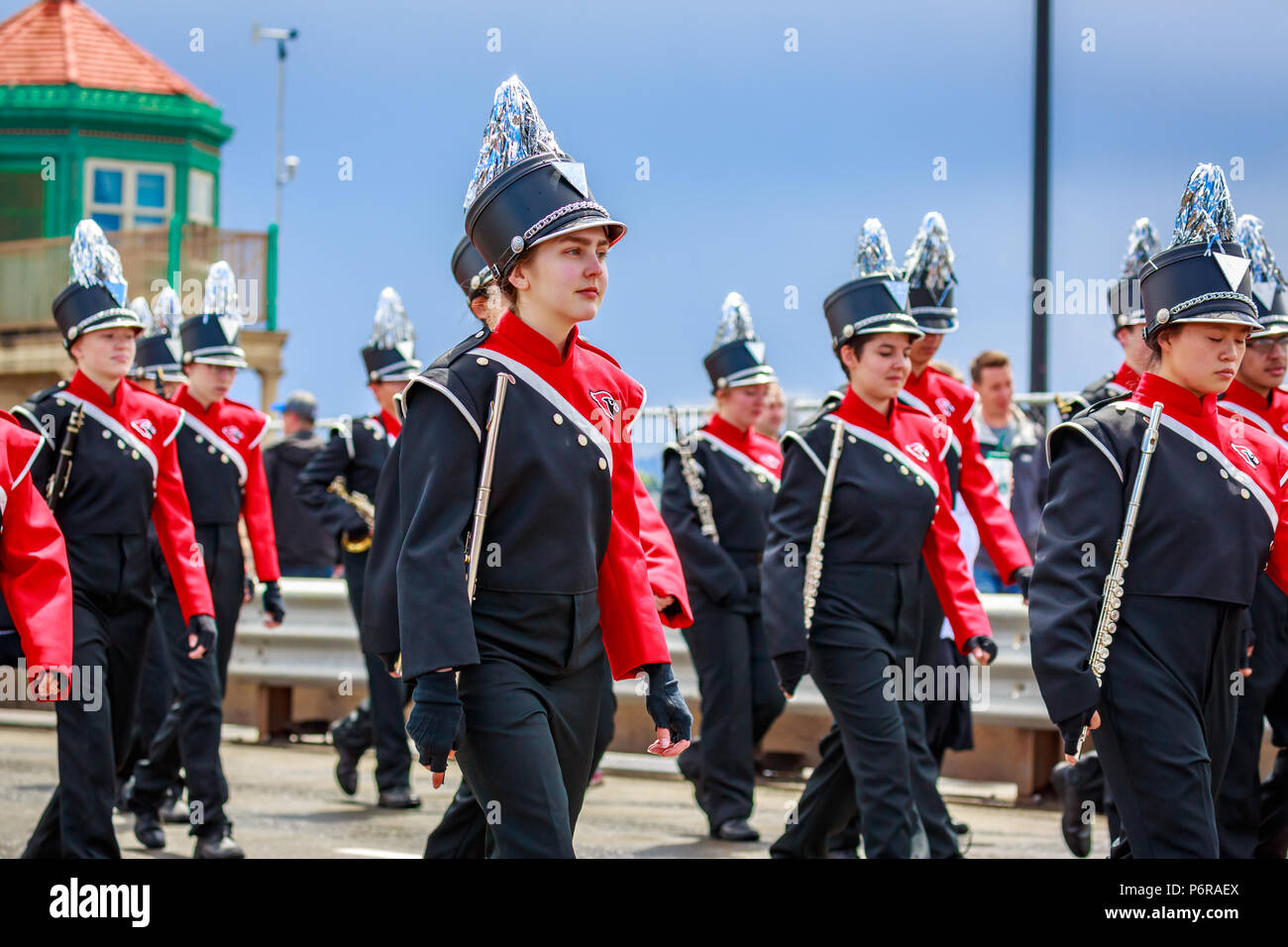 Portland, Oregon, USA - Juni 9, 2018: Lincoln High School Marching Band im Grand Floral Parade, während Portland Rose Festival 2018. Stockfoto