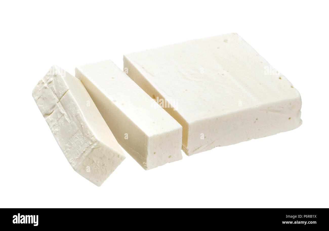 Griechische Feta. Weißer Käse in Scheiben geschnitten auf weißem Hintergrund Stockfoto