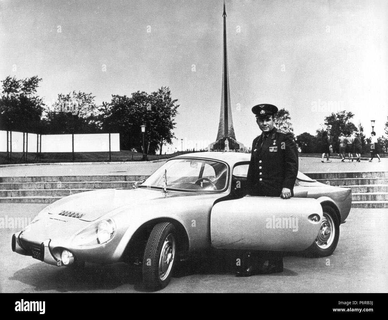 Mit seinem Auto 1965 Gagarin. Stockfoto