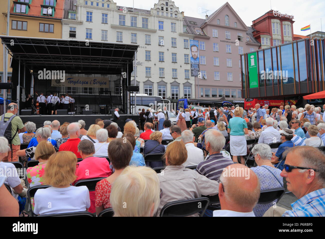 Norwegischer Folk Musiker verlassen die Bühne und einem großen Publikum vor, während der Torgdagen Mathallen (Markttag) Feierlichkeiten in Bergen, Norwegen. Stockfoto