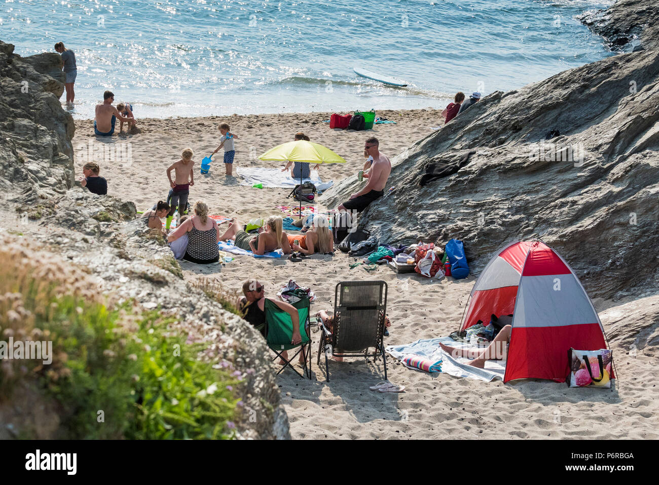 Urlauber genießen den Sommer Sonnenschein in Little Fistral in Newquay Cornwall. Stockfoto
