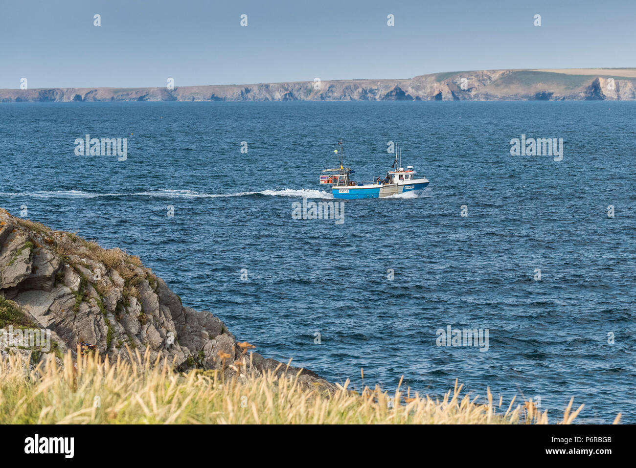 Ein Fischerboot PW 51 zurück dampfen zu Hafen von Newquay in Cornwall. Stockfoto