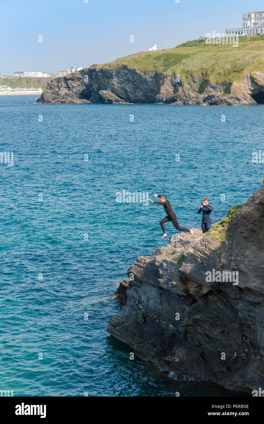 Die gefährlichen Verrücktheit der Off grabsteineffekt Felsen an Newquay in Cornwall. Stockfoto