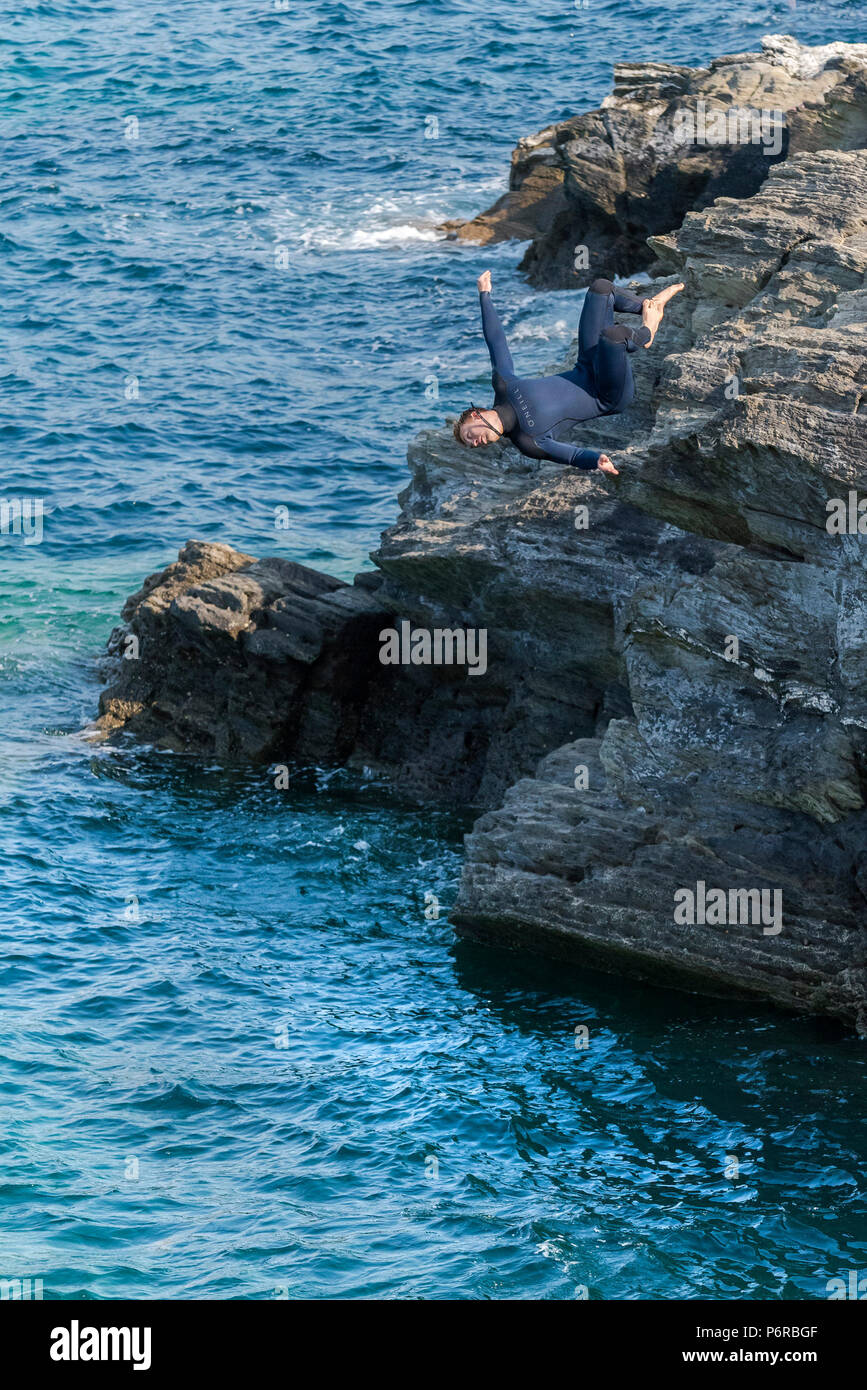 Die gefährlichen Verrücktheit der Off grabsteineffekt Felsen an Newquay in Cornwall. Stockfoto