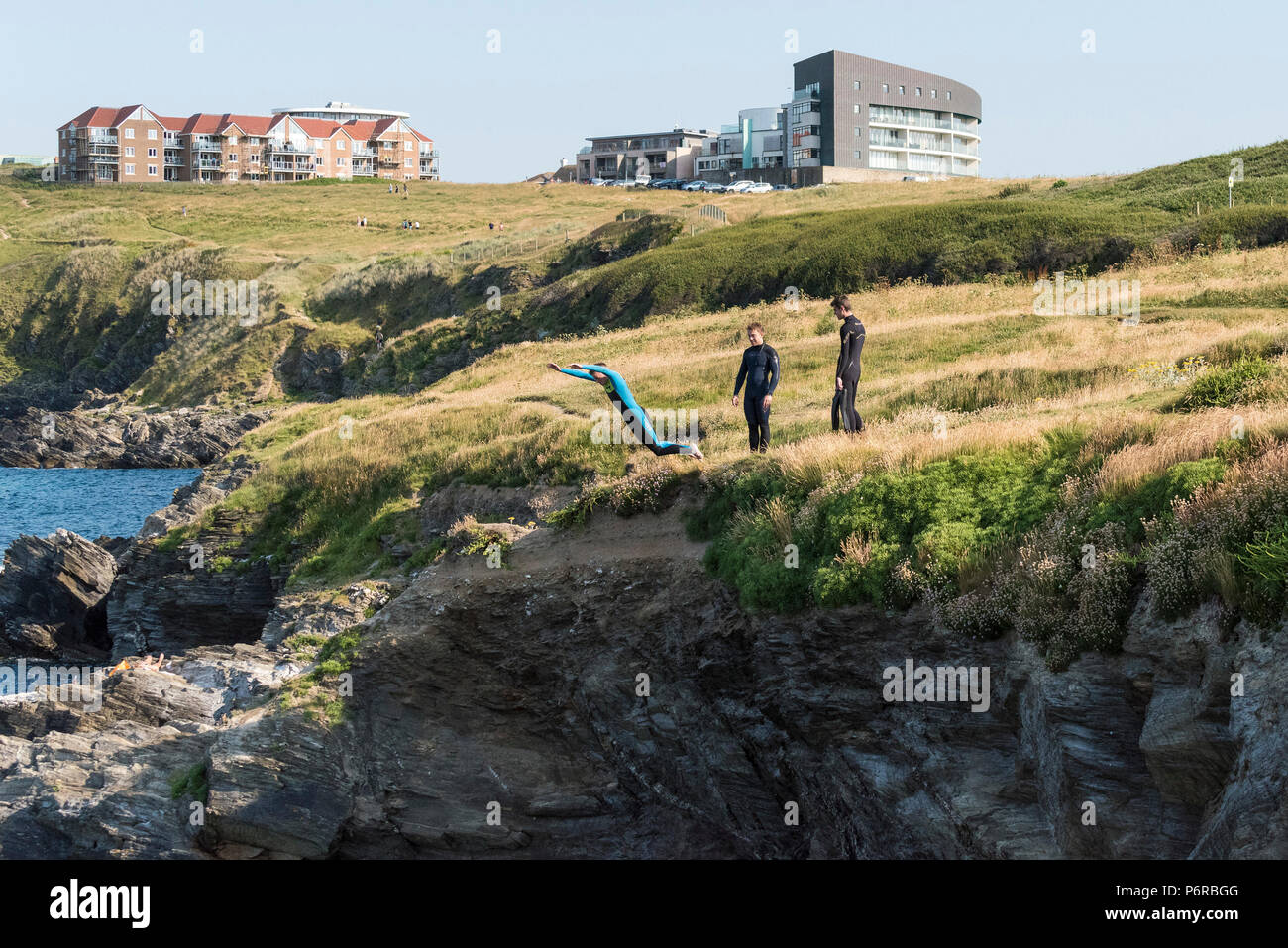 Die gefährlichen Verrücktheit der Off grabsteineffekt Felsen an Newquay in Cornwall. Stockfoto