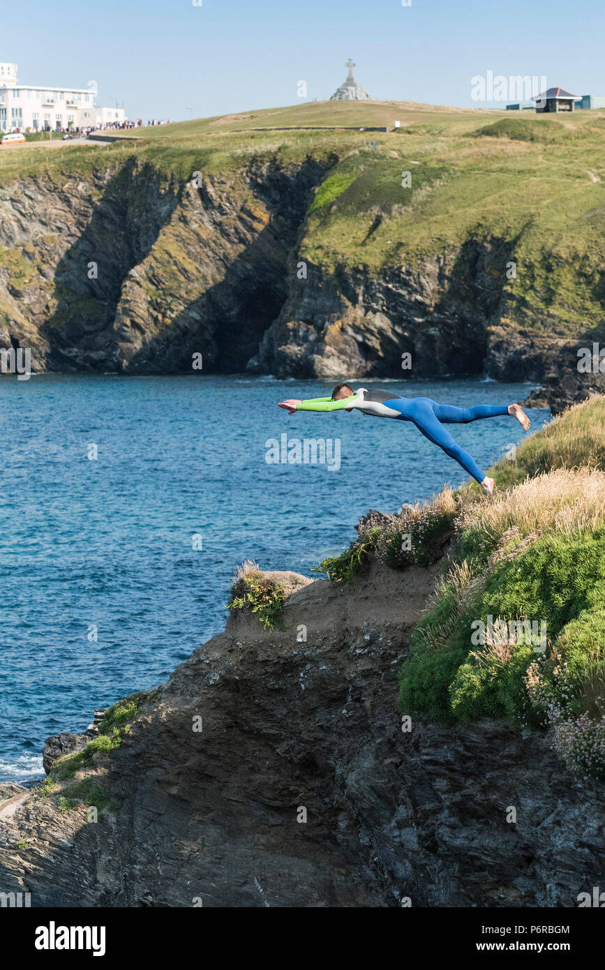 Die gefährlichen Verrücktheit der Off grabsteineffekt Felsen an Newquay in Cornwall. Stockfoto