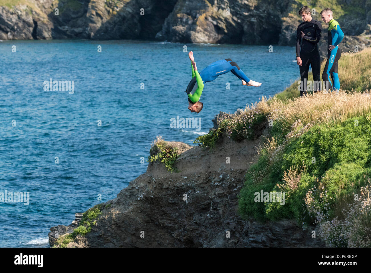 Die gefährlichen Verrücktheit der Off grabsteineffekt Felsen an Newquay in Cornwall. Stockfoto