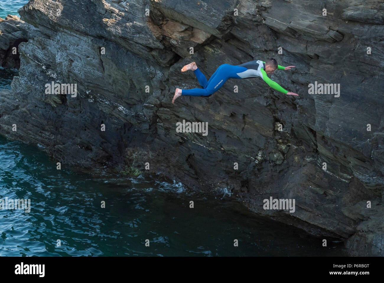 Die gefährlichen Verrücktheit der Off grabsteineffekt Felsen an Newquay in Cornwall. Stockfoto