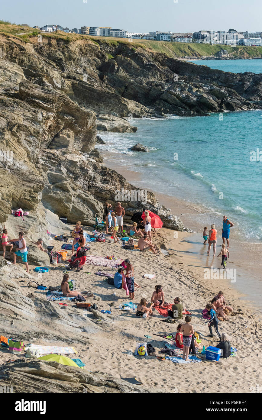 Urlauber genießen die Sonne am Strand von Little Fistral in Newquay Cornwall. Stockfoto