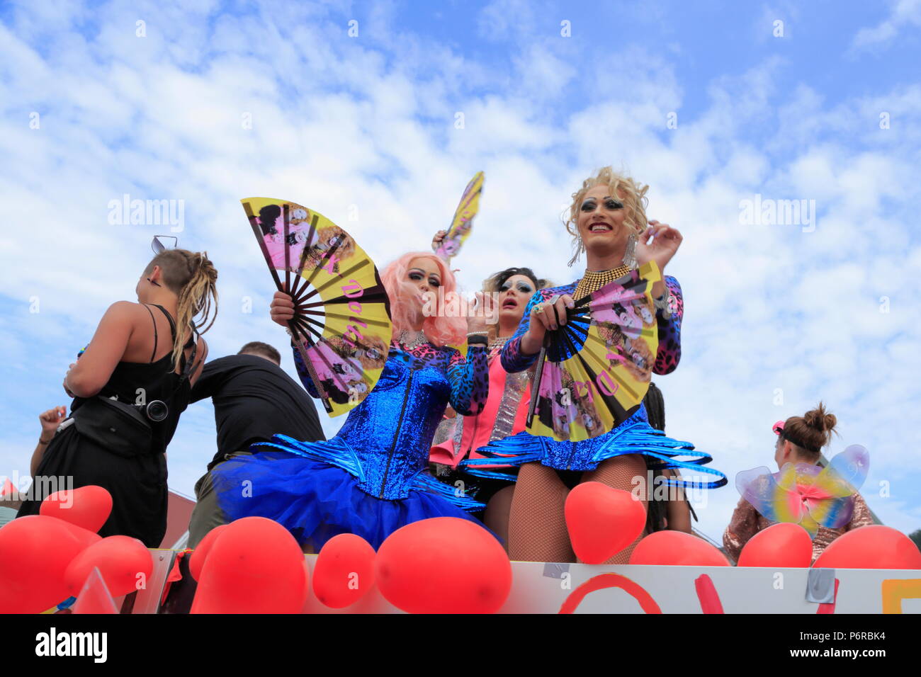 Menschen auf einen Schwimmer während der CSD-Parade in Bergen, Norwegen 2018. Stockfoto