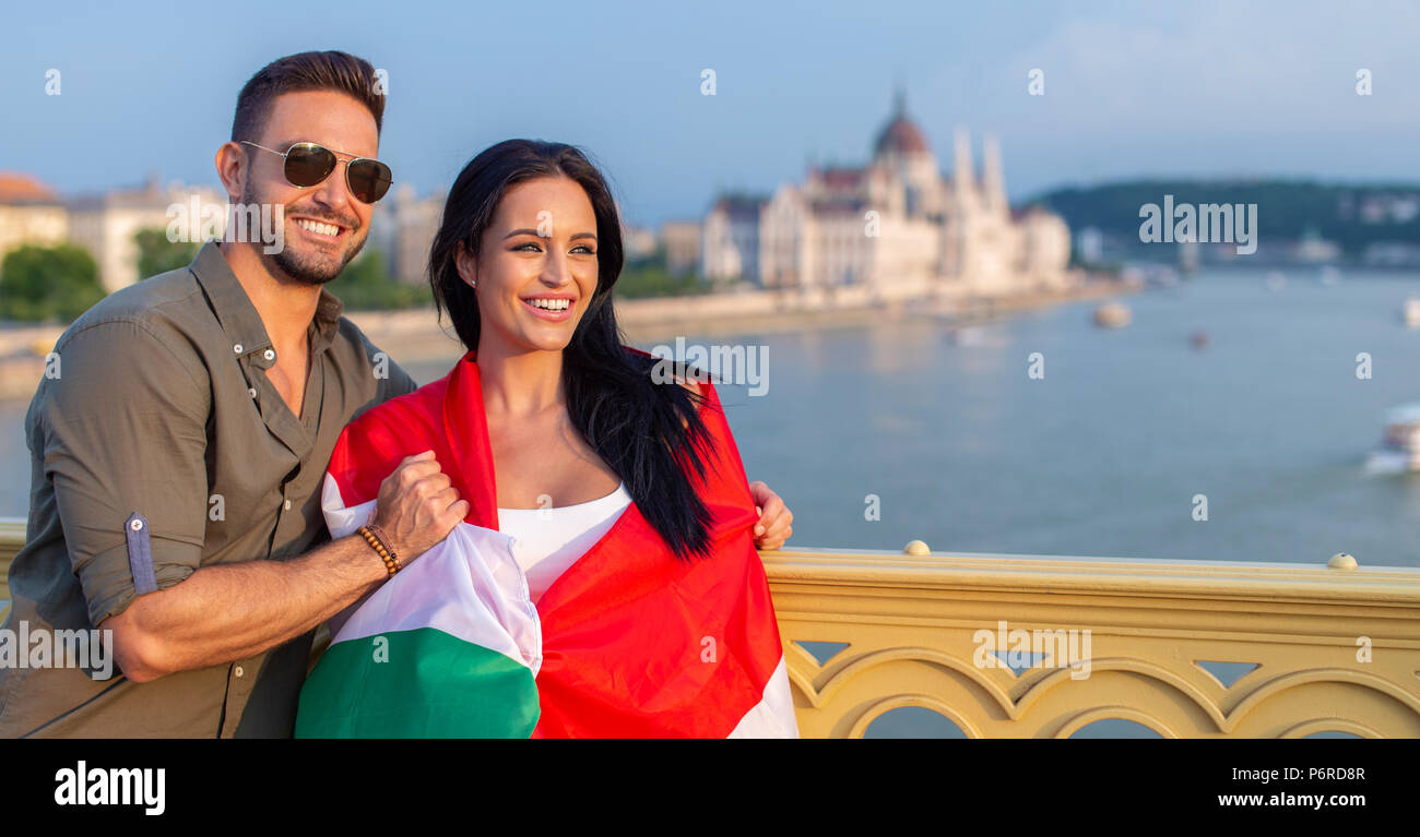 Mann die Frau mit ungarischer Flagge bei Budapest auf der Margaret Brücke, Ungarn Stockfoto