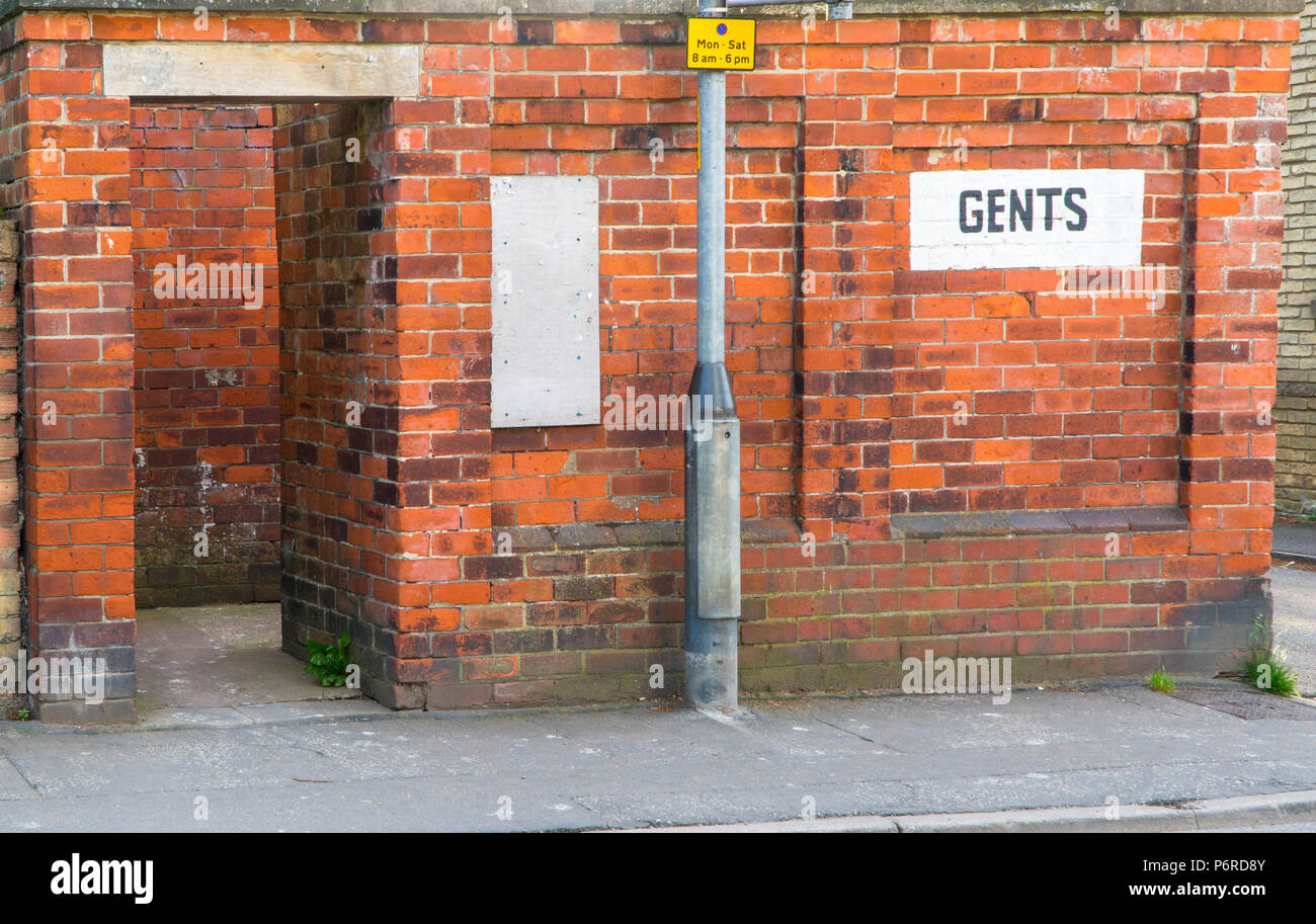 Old Red Brick Herren öffentliche Toilette Lincoln GROSSBRITANNIEN. Mai 2018. Stockfoto