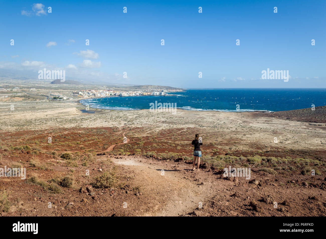 Frau nimmt Fotos von El Medano Bucht vom Berg Roja. Spanien, Kanarische Inseln, Teneriffa. Stockfoto