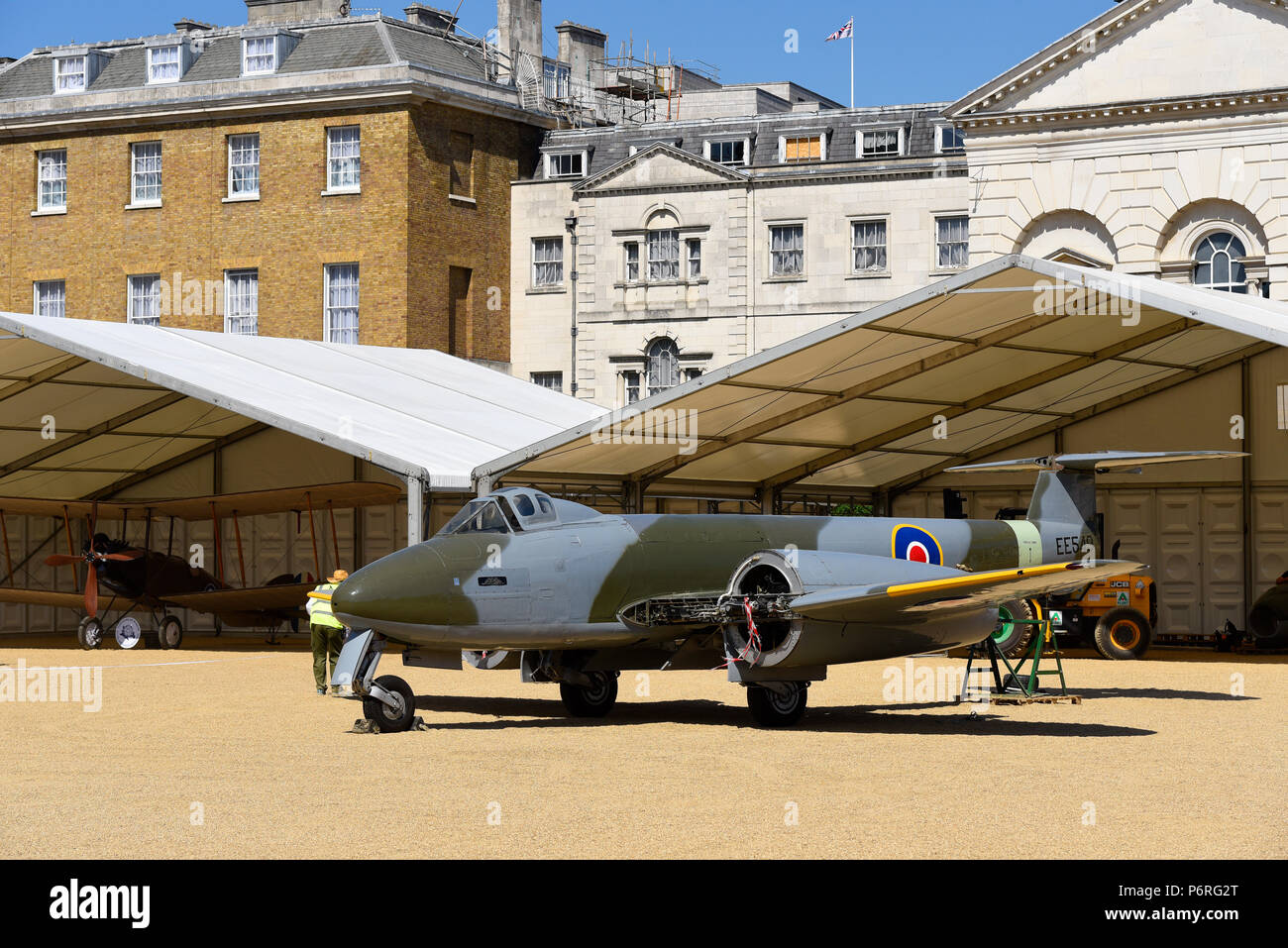 RAF 100 Flugzeuge tour in London. Royal Air Force 100 Anzeige in Horse Guards Parade gebaut wird und bereit für die Öffnung befinden. Gloster Meteor Stockfoto