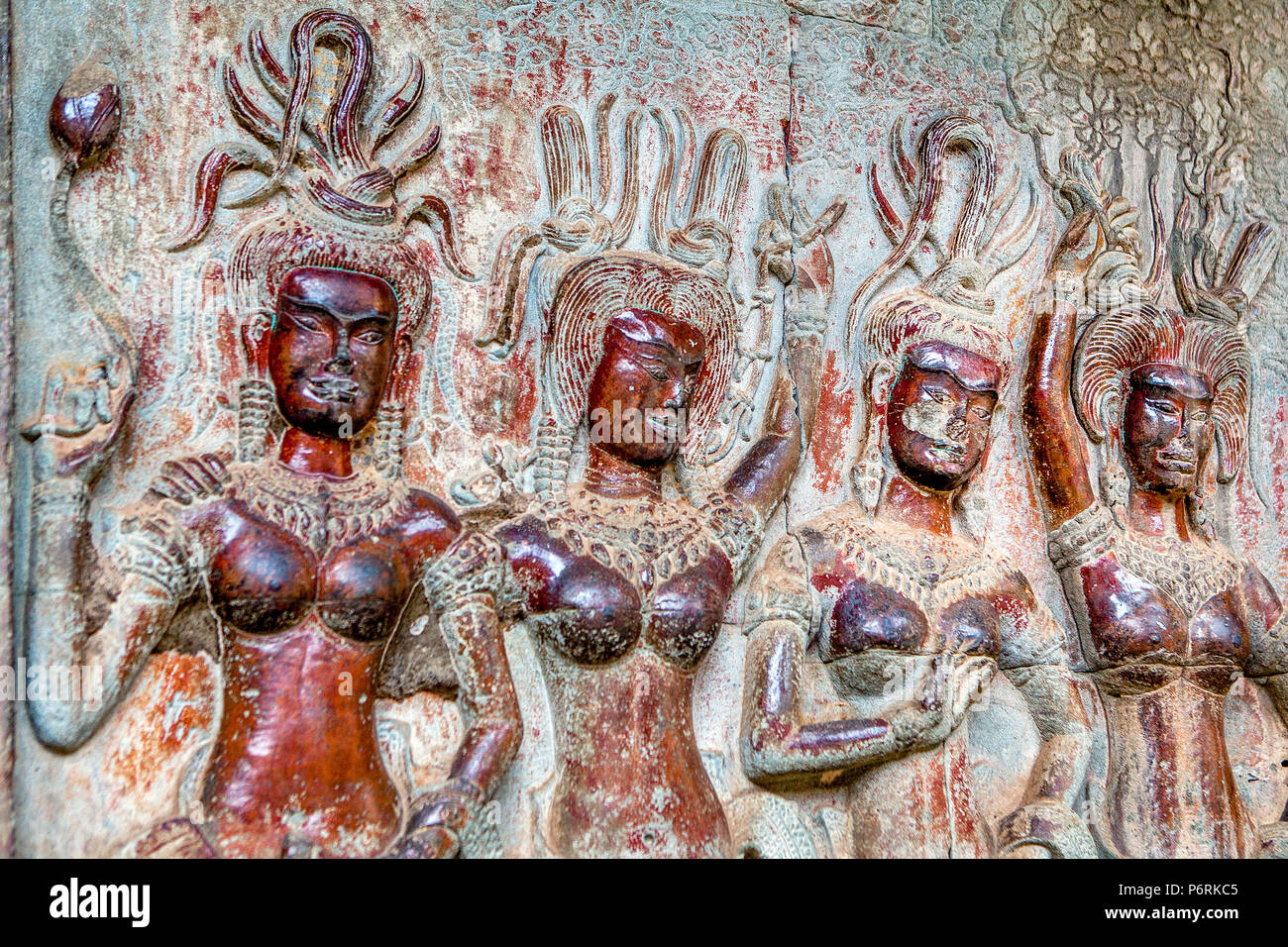 Vier bas-relief geschnitzt weiblichen Figuren der Apsara Tänzer zeigen noch die Spuren der ursprünglichen Farbe Farben auf einem Tempel in Angkor Wat, Siem Reap, Cambodi Stockfoto