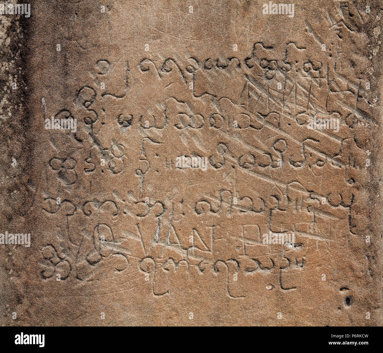 Ein Sandstein tablet eingeschrieben mit alten Mon-Khmer Sprache mit Graffiti an Angkor Wat, Siem Reap, Kambodscha unkenntlich gemacht. Stockfoto