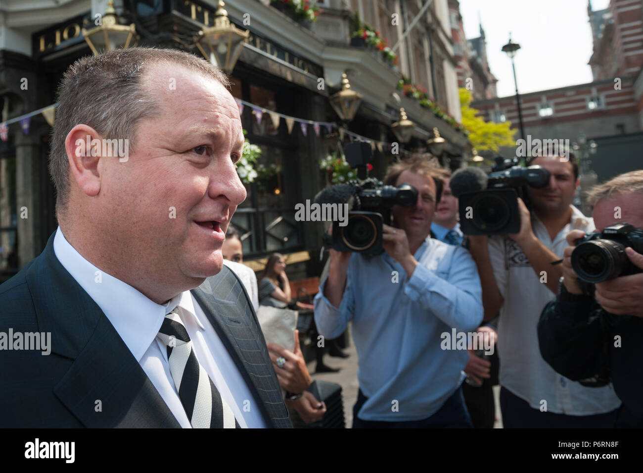 Derby Gate, Westminster, London, Großbritannien. 7. Juni 2016. Mike Ashley kommt an Portcullis House in Westminster vor der Unternehmen, Innovation zu erscheinen Stockfoto