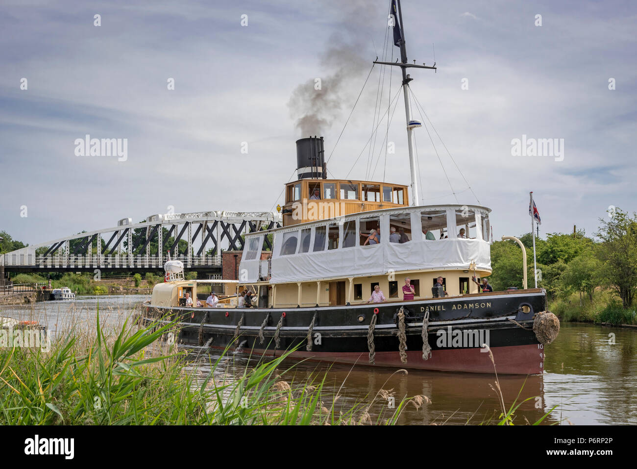 Restaurierte Dampf Schlepper Daniel Adamson, "Danny", dargestellt auf einer Kreuzfahrt entlang des Flusses Weaver in Acton Bridge in Cheshire, North West England. Stockfoto