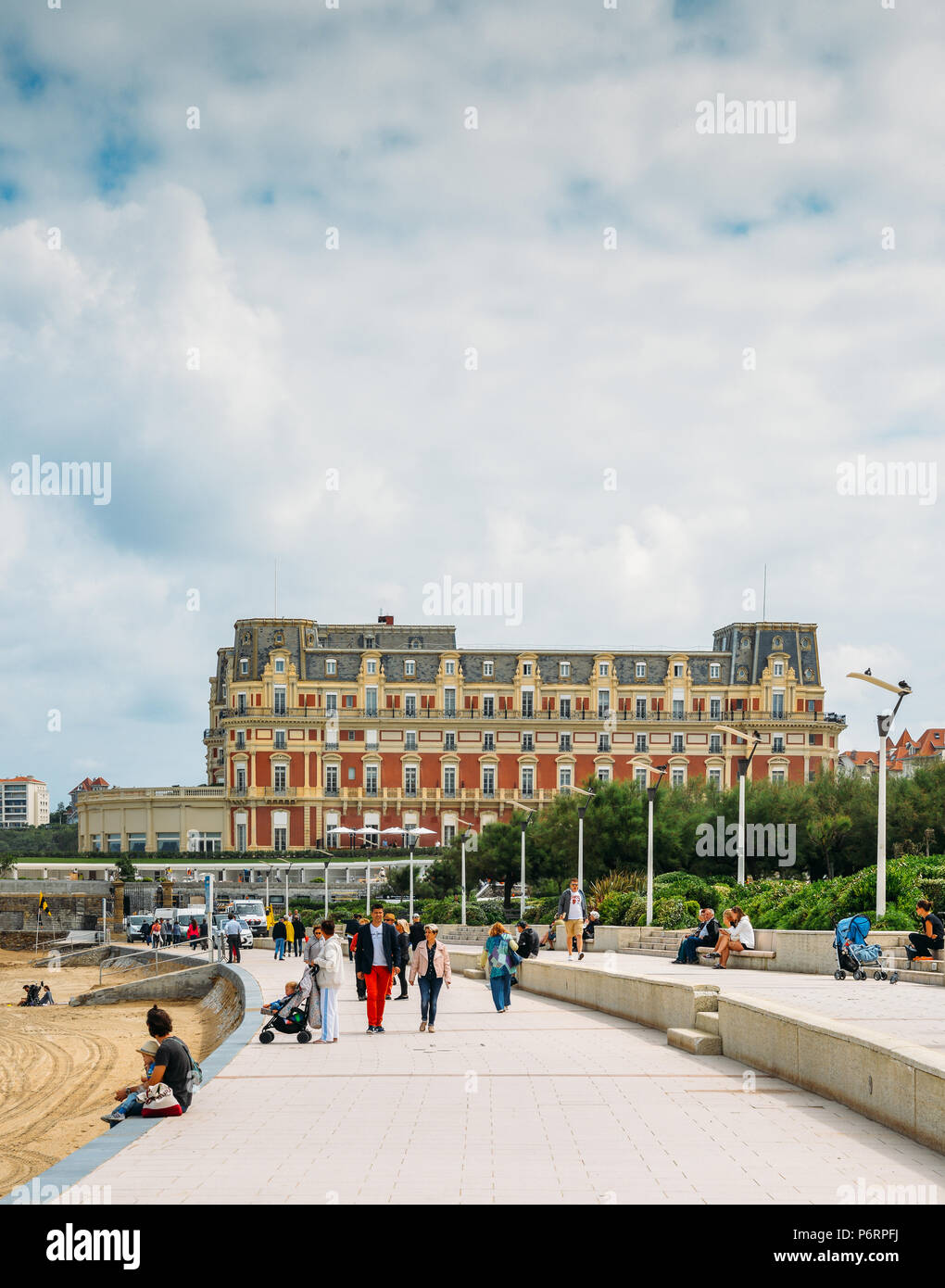 Die Menschen auf der Promenade der Grand Plage in Biarritz, Frankreich Stockfoto