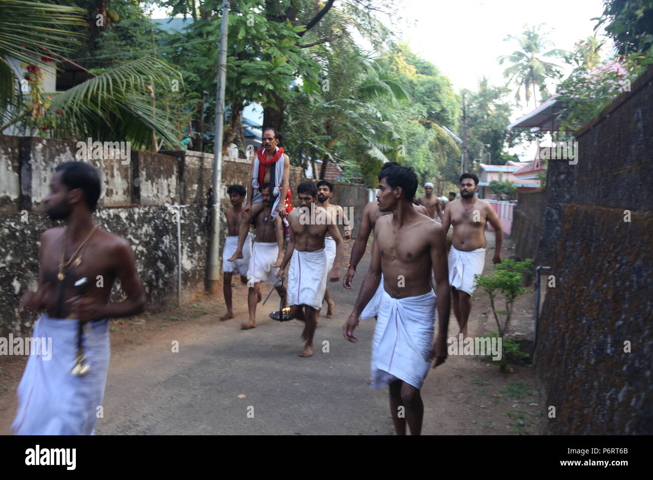 Parayeduppu in Verbindung mit machad mamangam, wo ilayad, Vertreter der Göttin bhagavathi auf den Schultern von edupanmar, Devotees visits zu segnen. Stockfoto