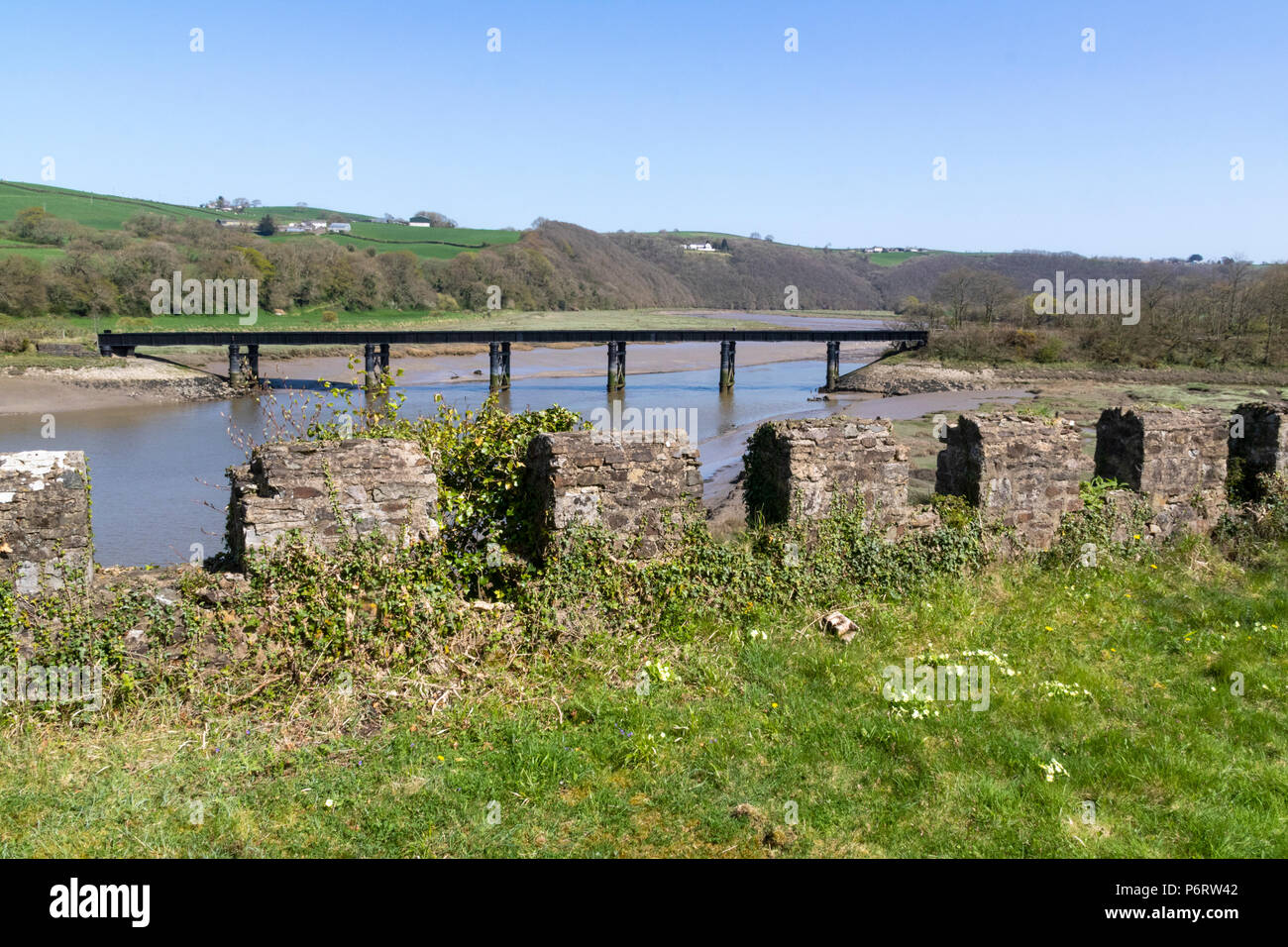 Blick auf den Fluss Torridge und Eiserne Brücke von Herrn Rolle Kalkofen, Bideford, Devon, Großbritannien Stockfoto